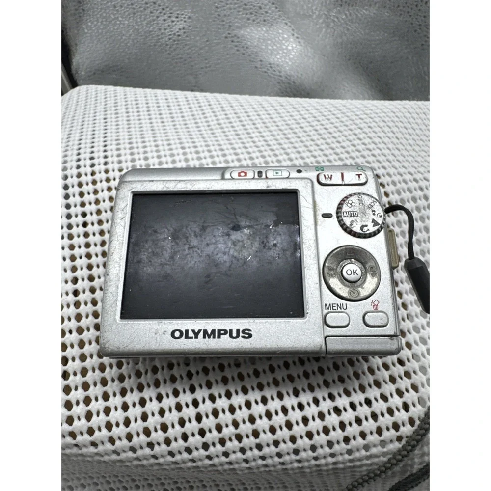 Olympus FE-180 6MP Digital Camera Parts Repair Powers On No Display Untested